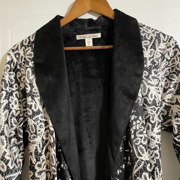 Oscar De La Renta Black and White Abstract Pattern Robe - Picture 6 of 10